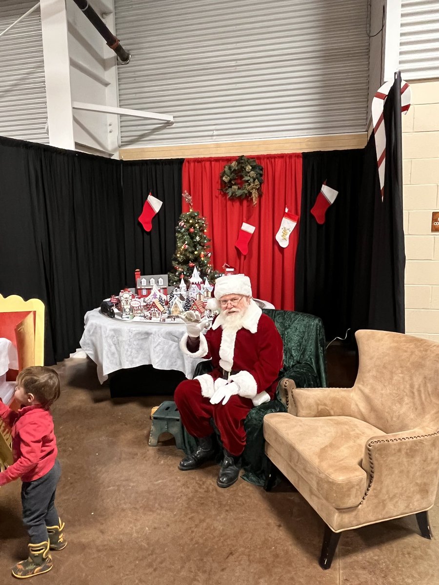 RkyMtnTrainShow's tweet image. All aboard! 🚂 Doors open at 9am for our first day of the 2025 Holiday Train Show. Don’t forget we have free parking and Santa will be there for free photos. 🎅🏼 See you soon! RockyMountainTrainShow.com
