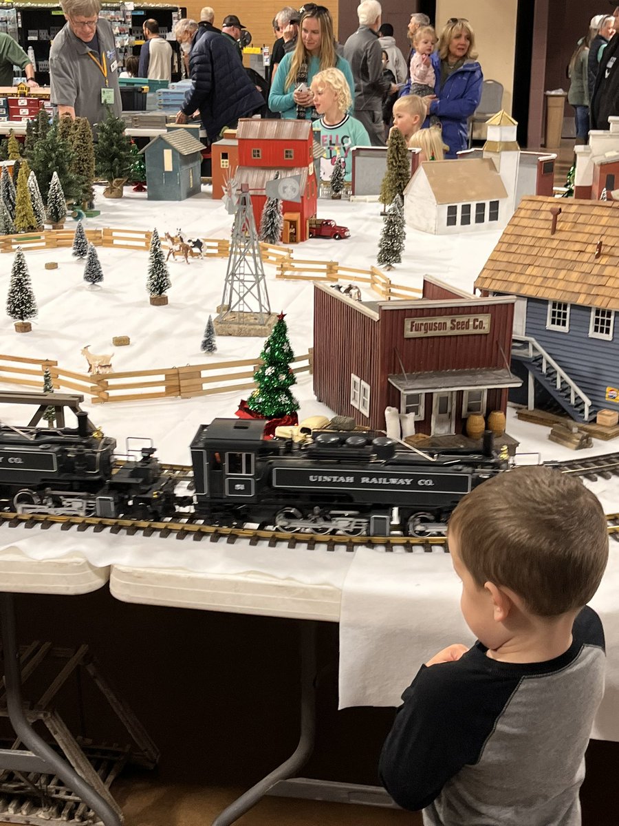 RkyMtnTrainShow's tweet image. All aboard! 🚂 Doors open at 9am for our first day of the 2025 Holiday Train Show. Don’t forget we have free parking and Santa will be there for free photos. 🎅🏼 See you soon! RockyMountainTrainShow.com