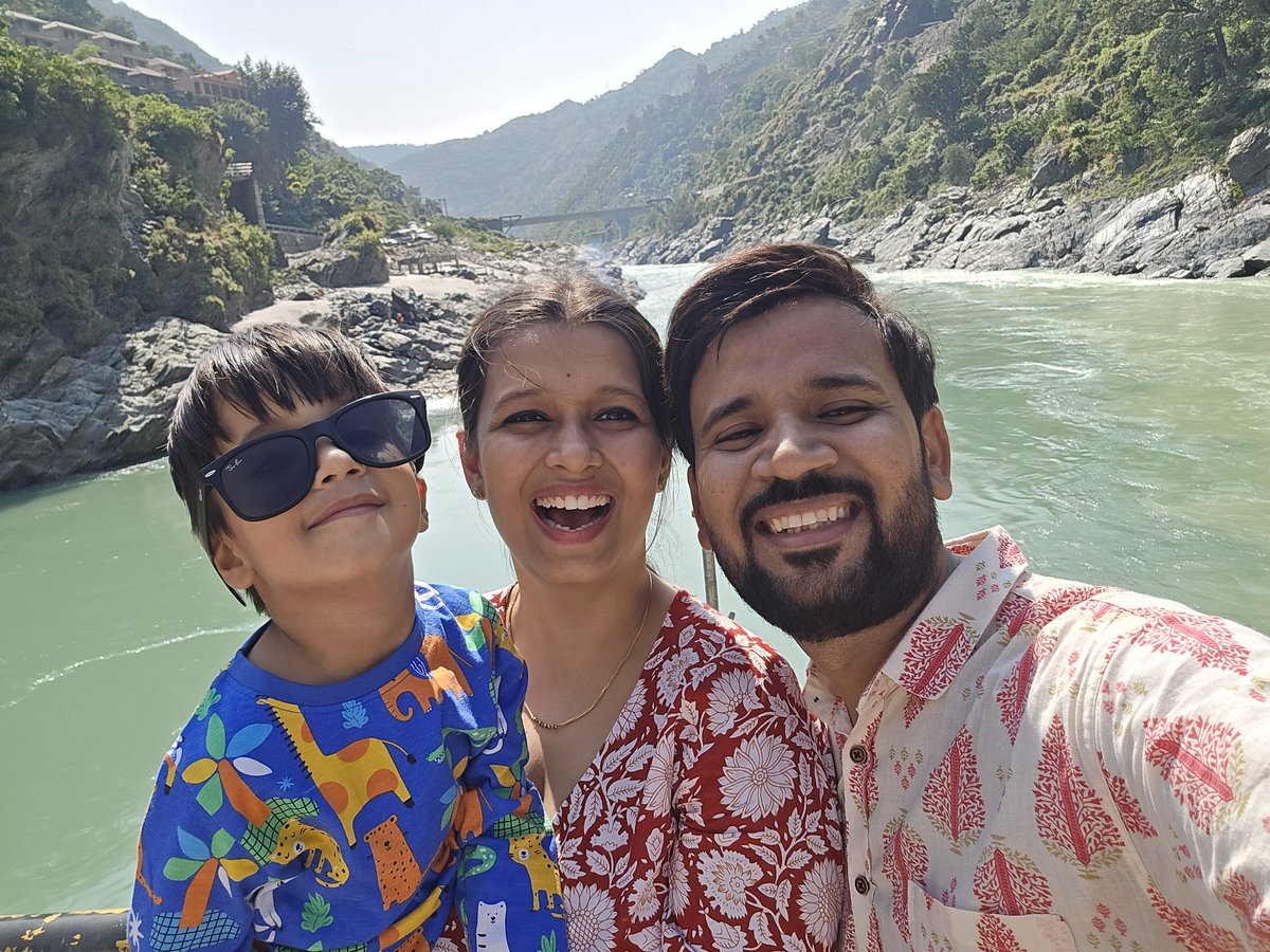 चेहरे की मुस्कान और गंगा जी में स्नान सौभाग्यशाली को ही प्राप्त होता है ❣️ जय गंगा मैय्या ❣️🙏 सौभाग्य रहा कि हम देव प्रयाग संगम में दर्शन कर आए ❣️