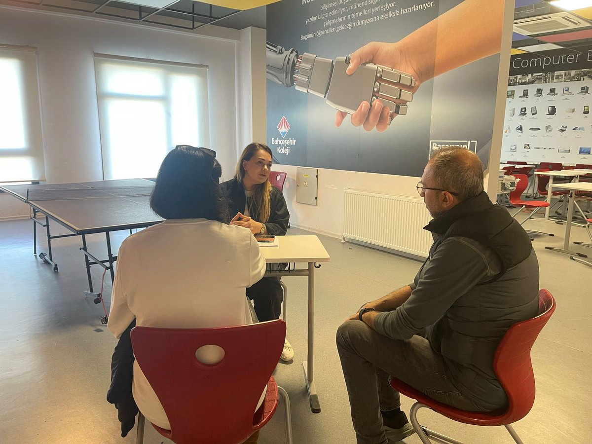 Lise kadememiz olarak tüm sınıflarımıza yönelik 1.Veli toplantımızı yoğun bir katılım ile gerçekleştirdik.Katılan tüm velilerimize teşekkür ediyoruz.