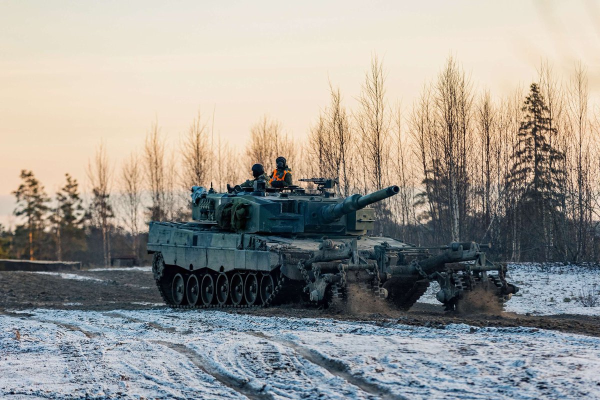 Puolustusvoimat's tweet image. Puolustusvoimien #WeeklyRecap💥

@KarjalanPR viimeinen etappi ennen loppusotaa.

@Nylandsbrigad Freezing Winds 25 -harjoitus alkoi.

@PorinPR BASE25-harjoituksessa harjoiteltiin suojautumista.

@FinnishAirForce Ragnar on yksi vuoden 2025 palkittavista virkakoirista.