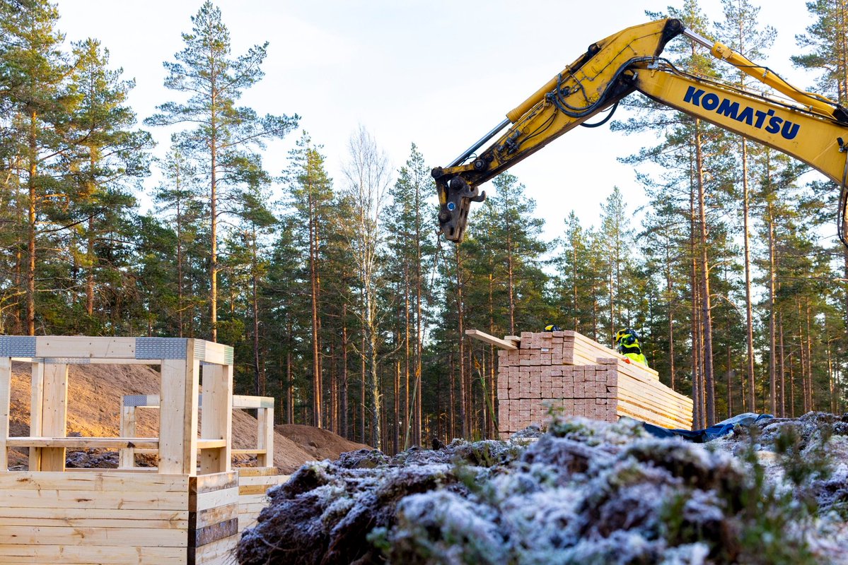 Puolustusvoimat's tweet image. Puolustusvoimien #WeeklyRecap💥

@KarjalanPR viimeinen etappi ennen loppusotaa.

@Nylandsbrigad Freezing Winds 25 -harjoitus alkoi.

@PorinPR BASE25-harjoituksessa harjoiteltiin suojautumista.

@FinnishAirForce Ragnar on yksi vuoden 2025 palkittavista virkakoirista.