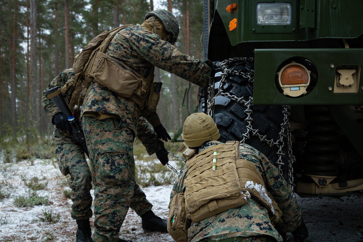 Puolustusvoimat's tweet image. Puolustusvoimien #WeeklyRecap💥

@KarjalanPR viimeinen etappi ennen loppusotaa.

@Nylandsbrigad Freezing Winds 25 -harjoitus alkoi.

@PorinPR BASE25-harjoituksessa harjoiteltiin suojautumista.

@FinnishAirForce Ragnar on yksi vuoden 2025 palkittavista virkakoirista.