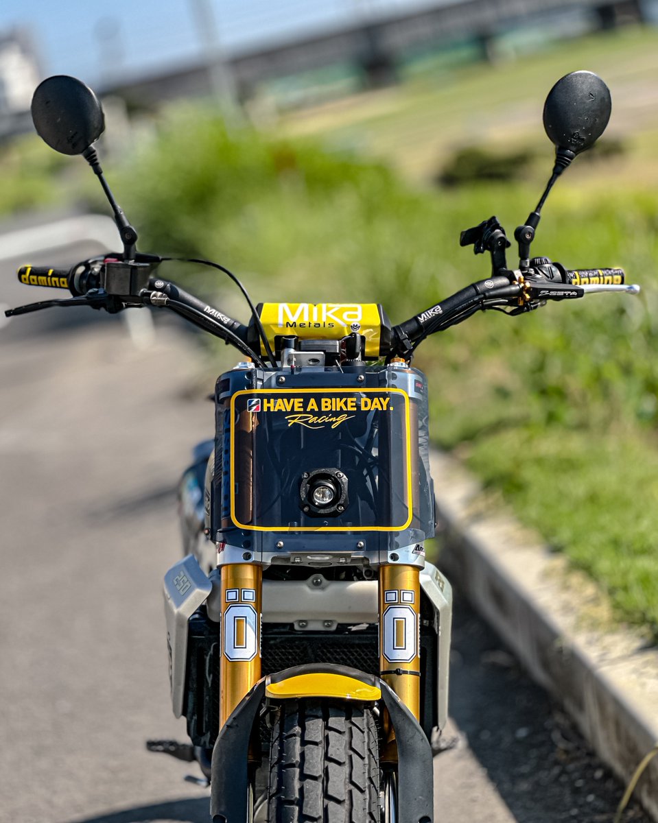 nobtree's tweet photo. このステッカーを貼りたいけどサイズが合わない…「よしリサイズしよう！」
と言ういつもの流れで工作✂️
やっぱりこのゼッケンプレートにはRDDステッカーが欲しいので。
ついでにHABDステッカーも作っちゃったり。
#RDDcustom #HaveABikeDay. 
#fantic #caballero https://t.co/CgqHuQhEP9