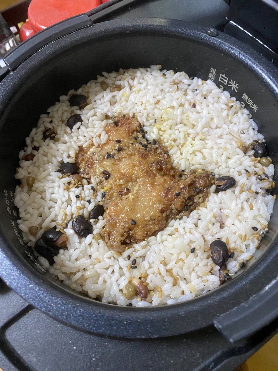 セブンイレブンの揚げ鳥 半額だからいっぱい買って貪ってたんだけど
途中で飽きて余ってしまったから 雑穀米に調味料入れて炊き込みご飯にした