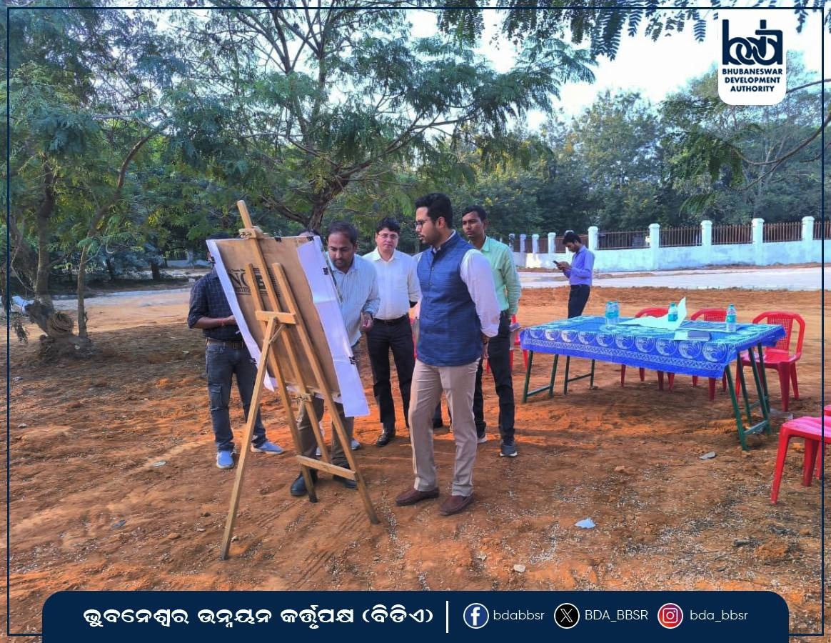 BDA_BBSR's tweet image. BDA Vice-Chairman Chanchal Rana reviewed the progress of the Blueways Restoration at Drain No. 4 in Vani Vihar and instructed officials to expedite the execution of the work. Senior BDA officials were also present. #BDA #UrbanDevelopment