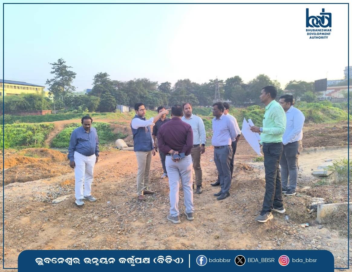 BDA_BBSR's tweet image. BDA Vice-Chairman Chanchal Rana reviewed the progress of the Blueways Restoration at Drain No. 4 in Vani Vihar and instructed officials to expedite the execution of the work. Senior BDA officials were also present. #BDA #UrbanDevelopment