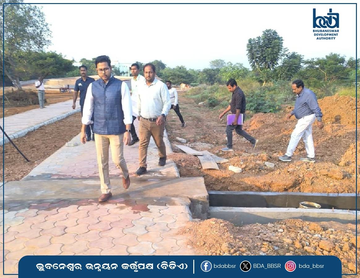BDA_BBSR's tweet image. BDA Vice-Chairman Chanchal Rana reviewed the progress of the Blueways Restoration at Drain No. 4 in Vani Vihar and instructed officials to expedite the execution of the work. Senior BDA officials were also present. #BDA #UrbanDevelopment