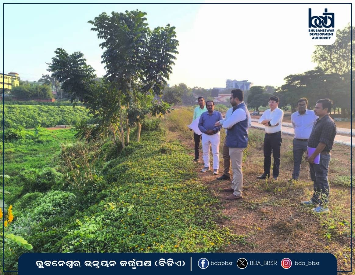 BDA_BBSR's tweet image. BDA Vice-Chairman Chanchal Rana reviewed the progress of the Blueways Restoration at Drain No. 4 in Vani Vihar and instructed officials to expedite the execution of the work. Senior BDA officials were also present. #BDA #UrbanDevelopment