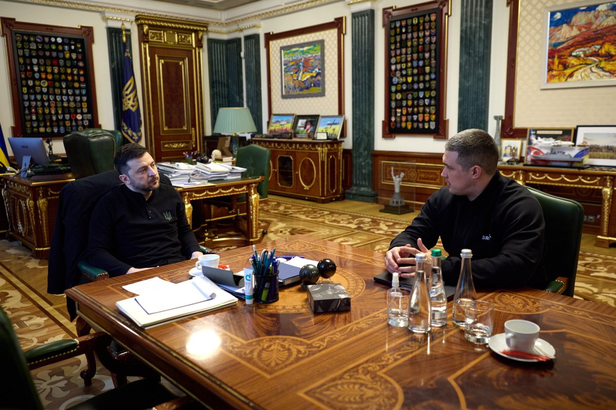 ZelenskyyUa's tweet image. Провів нараду з першим віцепремʼєр-міністром Михайлом Федоровим. Для України важливо рухатись далі у цифровій трансформації нашої держави. Цифровізація державних послуг, цифровізація у сфері оборони, цифрове визначення досягнень бойових підрозділів на основі реальних заслуг на…