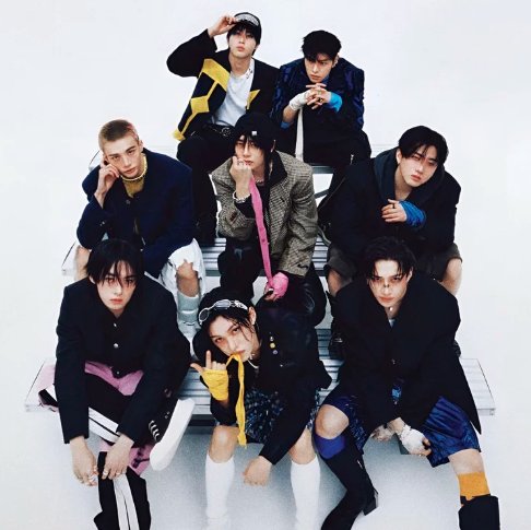 TheePopCore's tweet photo. Stray Kids takes over social media after snagging Album of the Year at the 2025 MAMA. https://t.co/vhXqkeIMKc