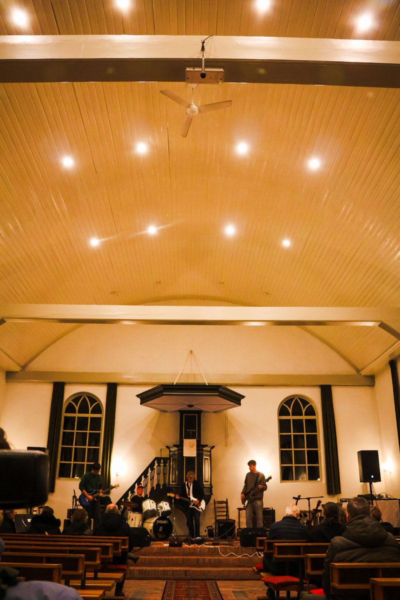 NelleBloem's tweet photo. #winterfair #dorp #kerk
Gisteravond speelde een bandje Comfortably numb ,Pink Floyd in de kerk .Dus naar binnen,was er nooit geweest . Dit mooie orgel was er ook. Helaas maar deels op de foto gekregen.🤷♀️ https://t.co/uGdebop3ph