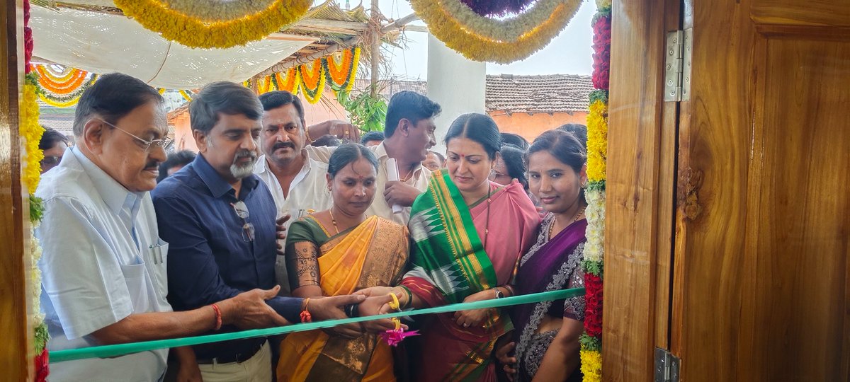 ManjappaHb's tweet photo. ನನ್ನ ಮತ ಕ್ಷೇತ್ರ ವ್ಯಾಪ್ತಿಯ ಚಟ್ನಹಳ್ಳಿ ಗ್ರಾಮ ಪಂಚಾಯತಿಯ ನೂತನ ಕಟ್ಟಡದ ಉದ್ಘಾಟನೆ ಹಾಗೂ ಸಾರ್ವಜನಿಕ ಗ್ರಂಥಾಲಯದ ಶಂಕುಸ್ಥಾಪನೆ ನೆರವೇರಿಸಿ, ಸಭೆಯನ್ನು ಗಣ್ಯರೊಂದಿಗೆ ಜ್ಯೋತಿ ಬೆಳಗಿಸುವ ಮೂಲಕ ಉದ್ಘಾಟಿಸಿ, ಸಮಾರಂಭ ಸಭೆಯನ್ನು ಉದ್ದೇಶಿಸಿ ಮಾತನಾಡಲಾಯಿತು,,

#HB_Manjappa | #BSDB | #Chairman | #GOK
@Hb Manjappa https://t.co/6igRjvhcTW