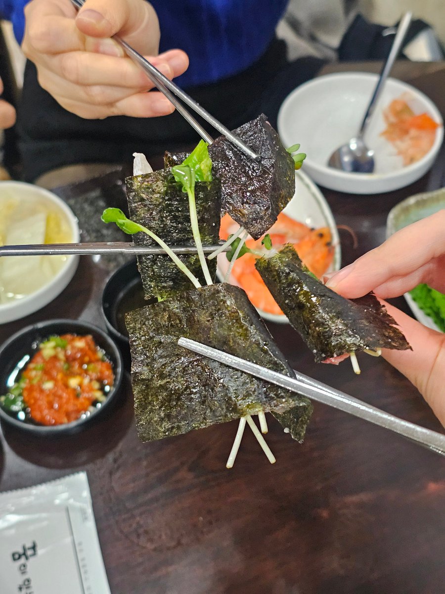 4인분을 먼저 시켰고 2인분이 먼저 나옴
2인분은 곧 나온다고 기다리라고 했다가 갑자기
작년과 같은 번아웃이 오셔서 대방어를 더 이상 썰수 없는 상태라고 하심
광어우럭은 가능한데 대방어는 안될것 같다하셔서 그냥 매운탕 먹고 끝냄
마지막 사진은 갑자기 맞이하게된 마지막 방어 기념샷