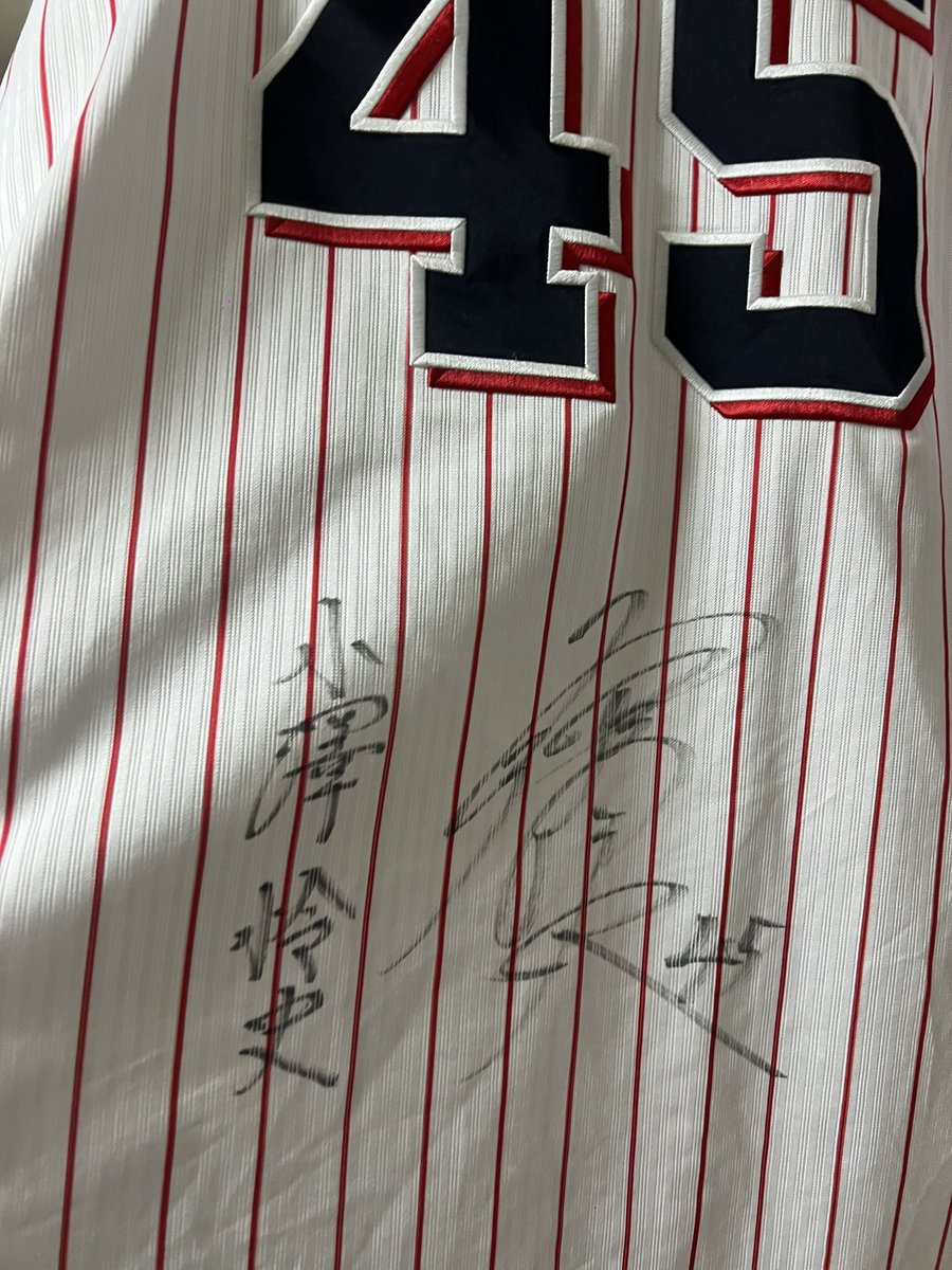 サイン消えかけてきたから上から刺繍しようか迷ってる🪡