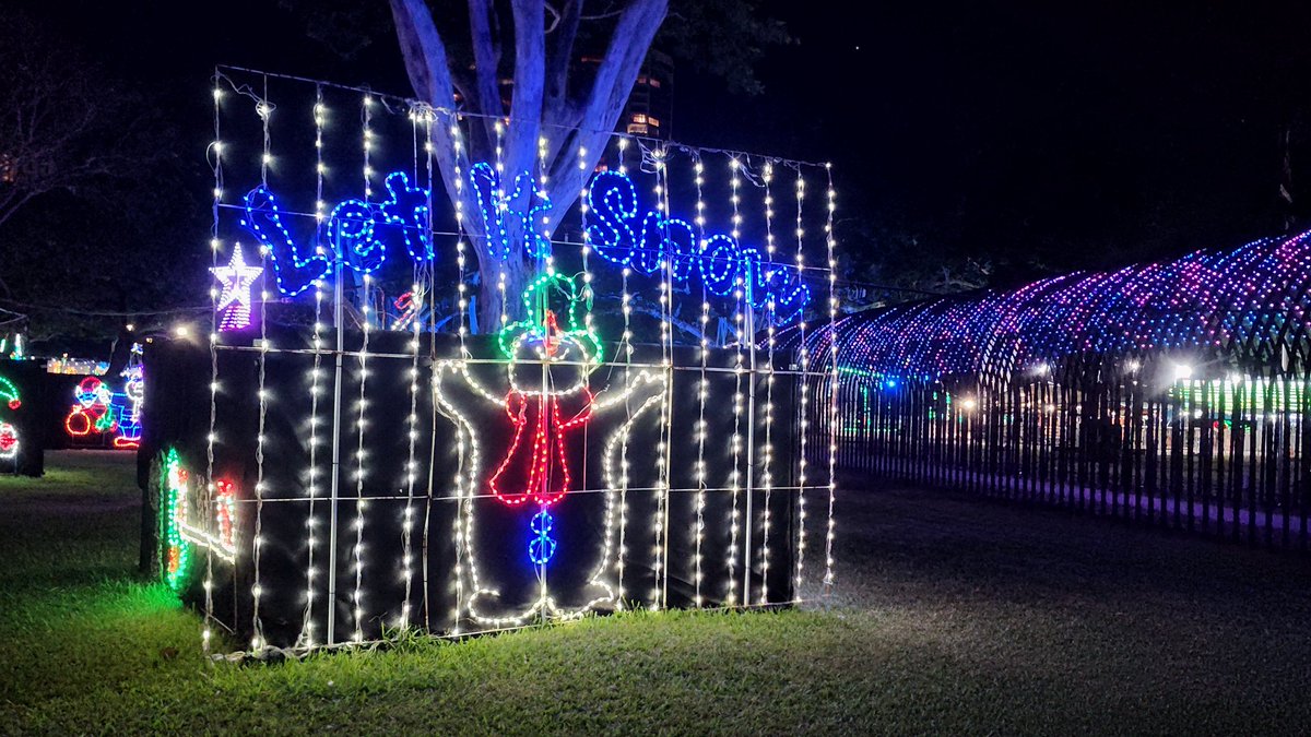 harrycovair's tweet photo. #Honolulu #HonoluluCityLights #Hawaii test run before it is officially open on Saturday evening at Thomas Square #ThomasSquare https://t.co/dhZZ4CSnTr