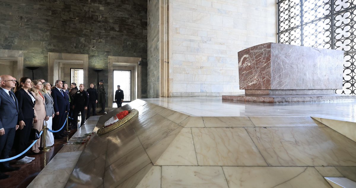 Atamızın huzurundayız. 

Sonsuz sevgi, özlem ve minnetle ❤️