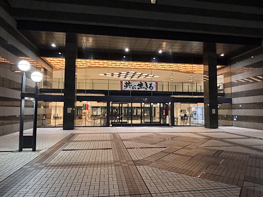 行ってきました😊
伊勢正三プレミアムライブ2025@ 鎌倉芸術館。竹林の中庭をもつ素晴らしいホールです

正やんは今日もエレキギターをかなり弾いた。マイブーだそうです。ENCOREは"ささやかなこの人生" "海風" "なごり雪"、そしてラストは"おもかげ色の空"

最高のライブでした😆