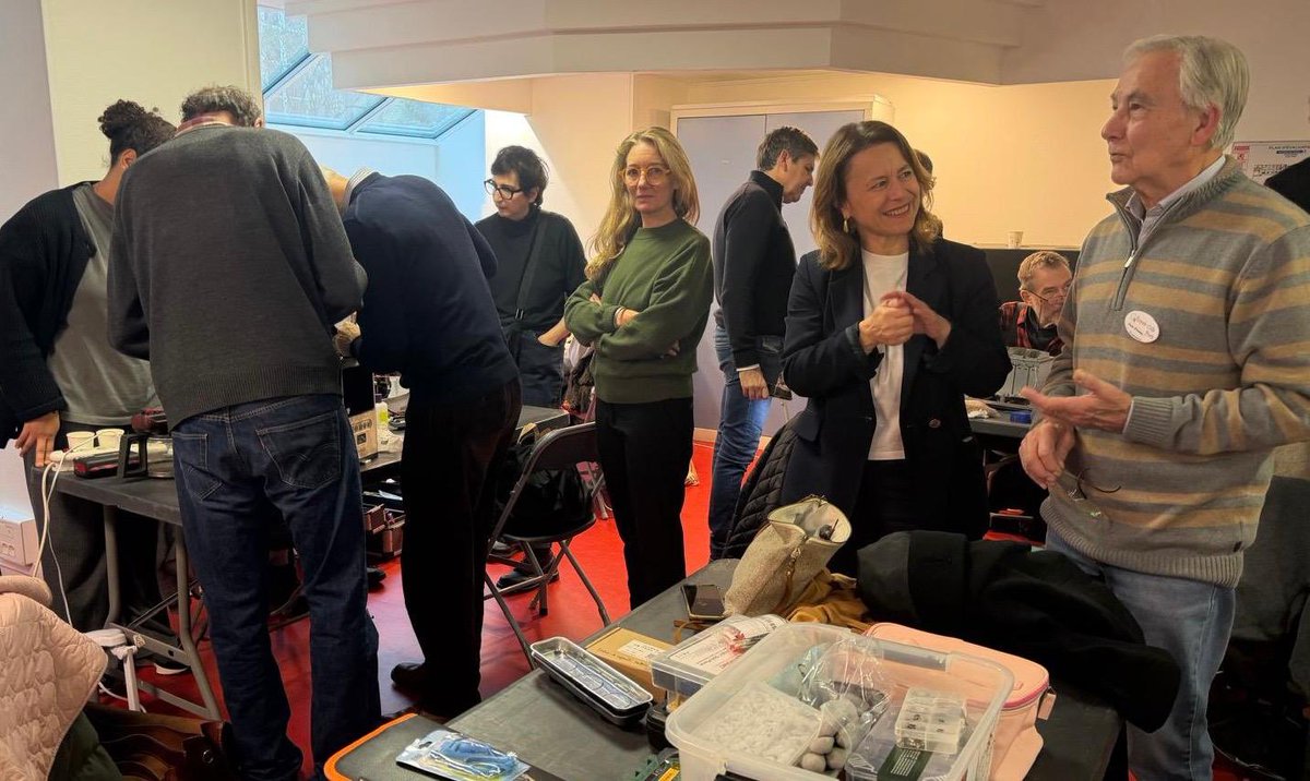 🛠️♻️ Félicitations aux bénévoles du  <a href="/RepairCafeParis/">Repair Café Paris</a> pour leur engagement en faveur du réemploi.
La Mairie du 9ᵉ accompagne leurs actions, renforcées aujourd’hui par la remise, en présence de <a href="/dburkli/">Delphine Bürkli</a>,  d’un chèque du <a href="/CreditAgricole/">Crédit Agricole</a>.
Merci à eux pour leur soutien!
