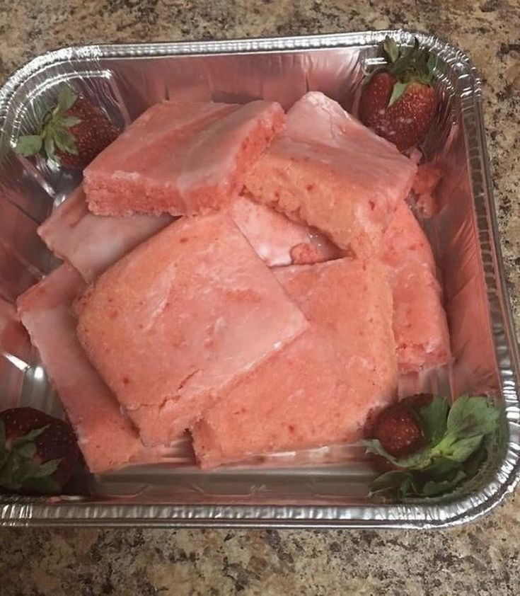 ced_jayy's tweet image. Strawberry brownies 😩😩