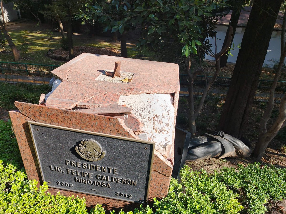 En Los Pinos, un árbol derribó una estatua de <a href="/FelipeCalderon/">Felipe Calderón 🇲🇽🇺🇦</a>. 

En todo México, se le considera un tramposo, un narco y el personaje que hizo de México un mar de lágrimas y sangre. 

Es uno de los personajes que más daño le ha hecho a México y a los mexicanos.