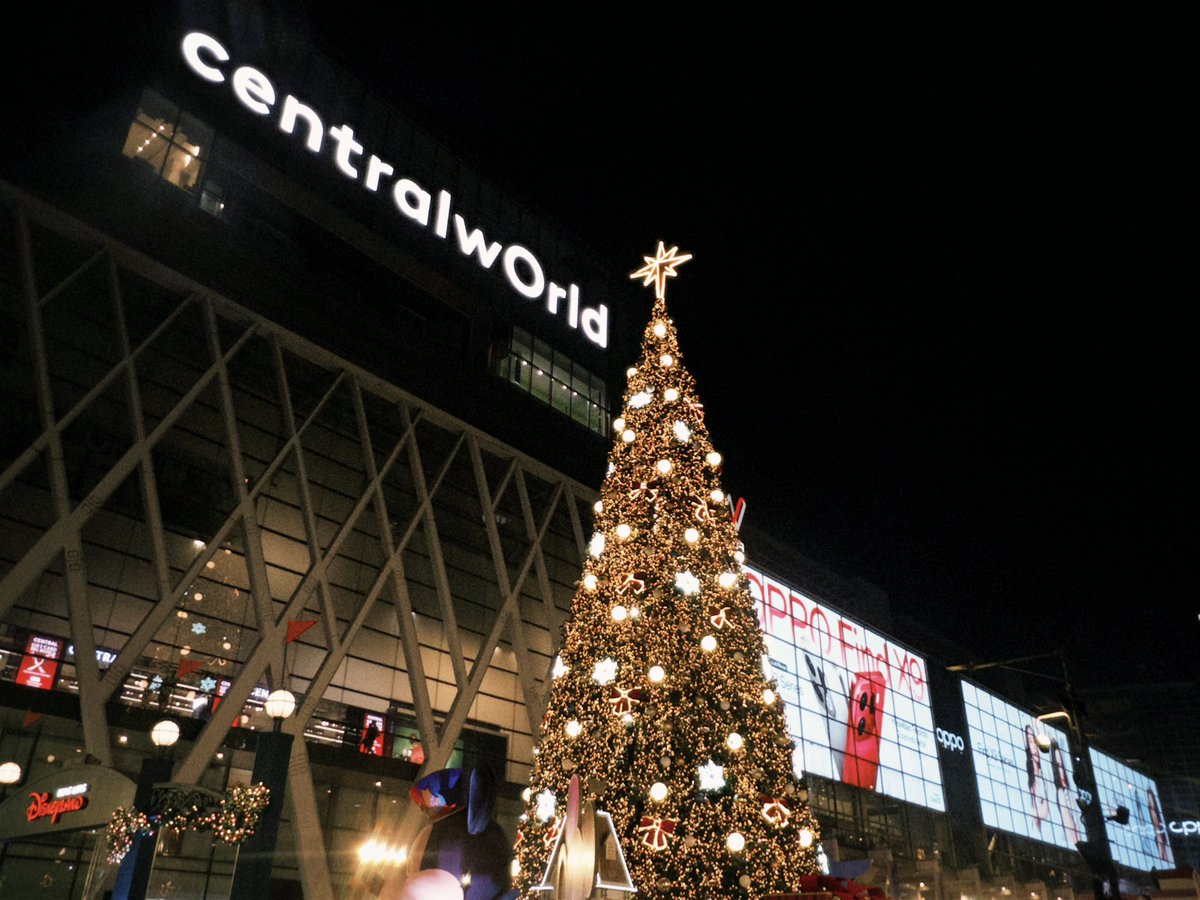 ล่าสุดเราเอาไปถ่ายต้นคริสมัสต์ที่หน้า CTW สวยม้ากกกกกก