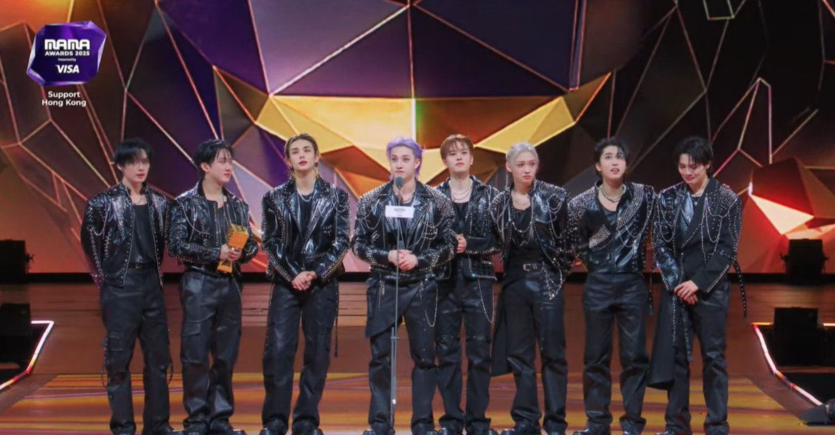 fallforseungmin's tweet image. Start with street.           End with daesang