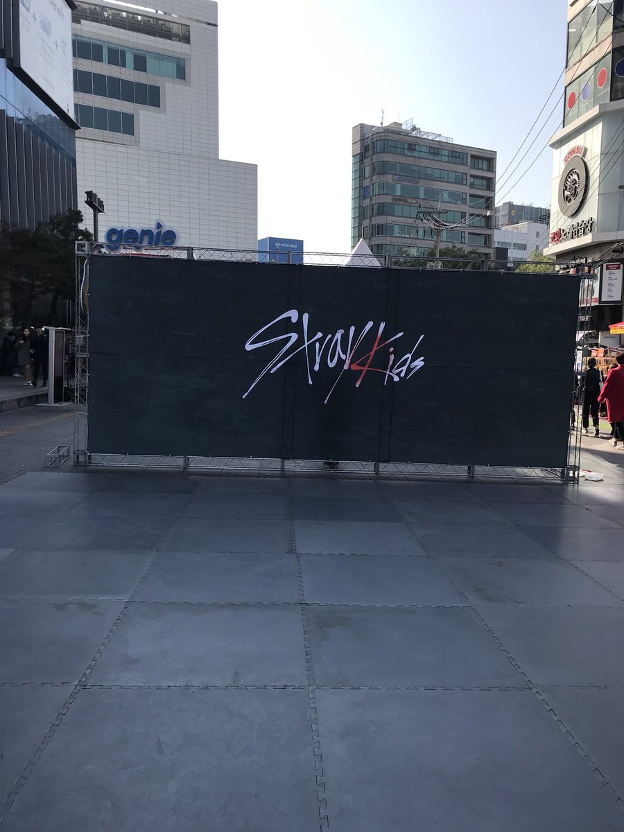 fallforseungmin's tweet image. Start with street.           End with daesang