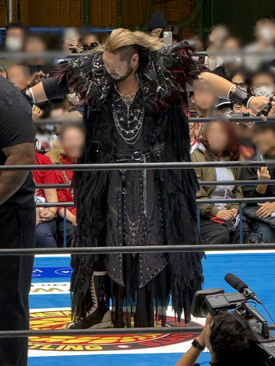 libre_p_w's tweet photo. 11.22  新日本プロレス
藤沢市秩父宮記念体育館

キング・オブ・ダークネス
この日もお馴染みの光景が💦
リングアナも大変😱

#njwtl
#njpt
#EVIL https://t.co/wItzoPVv5e