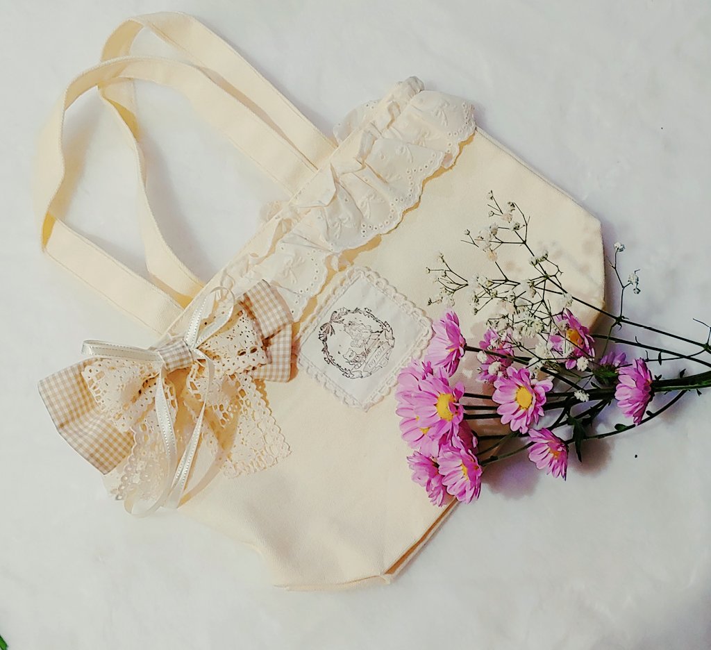 hong님(<a href="/handmade_hong/">hong</a> )께서 무료나눔해주신 귀여운 가방입니다.
받자마자 후다닥 사진찍고 올려요
진짜 귀엽고 예쁘고.. 크기도 적당하고 들고 다니기 부담스럽지 않은 디자인이라  너무 좋아요♥ 다시 한 번 감사드립니다. 잘 쓰겠습니다😆