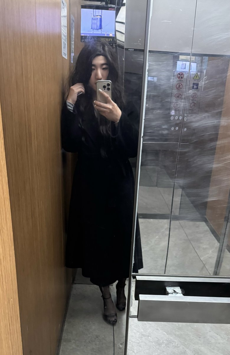 Young__77's tweet photo. 女装出门，黑色脚美甲和高跟鞋是绝配，以及今天刚做的白色星星美甲 https://t.co/znfQeIhFYz