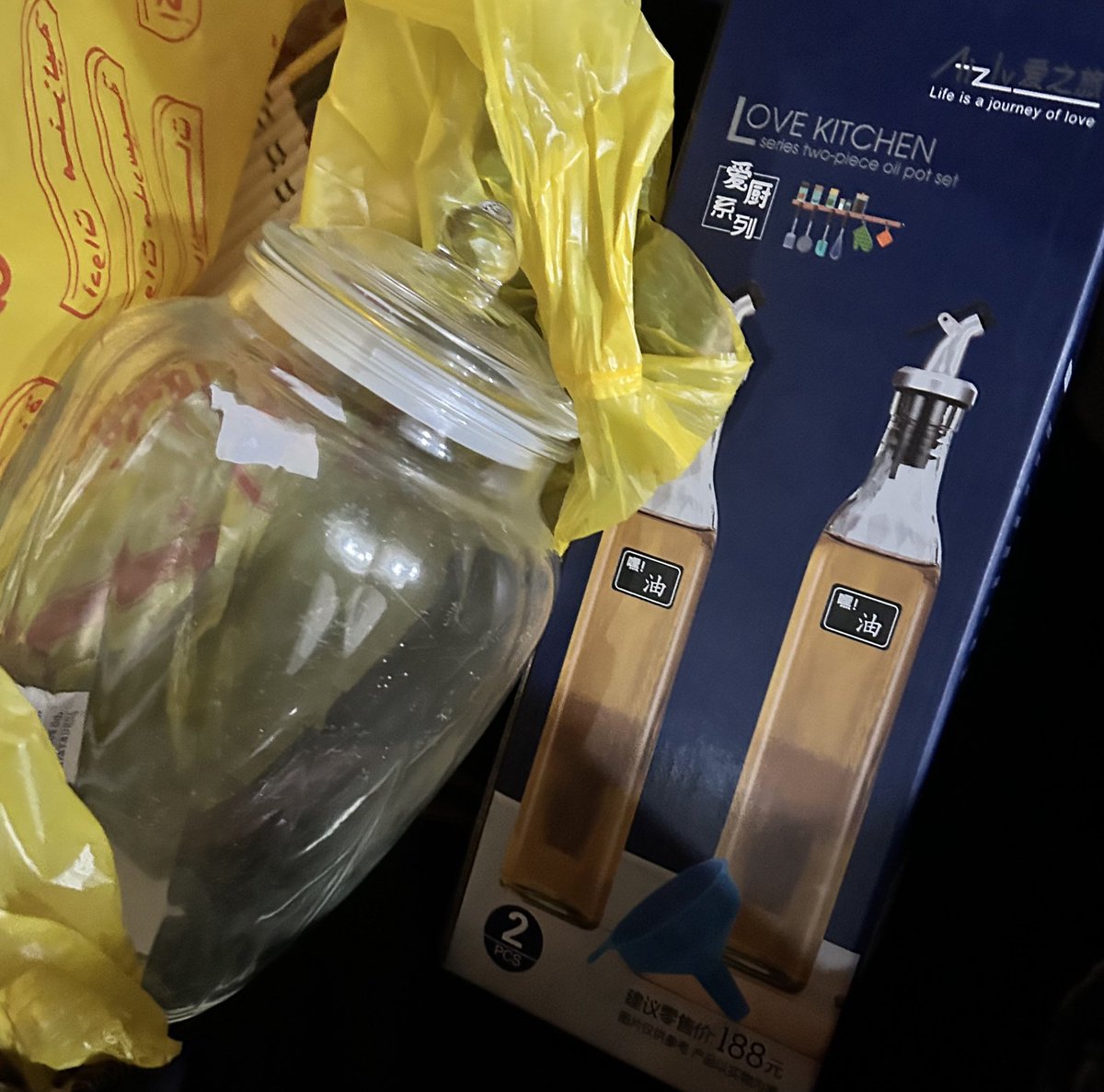 ما اعرف متى تغيرت اهتماماتي بالحياة لدرجة عيوني تصير قلوب بسبب موزع زيت و برطمان