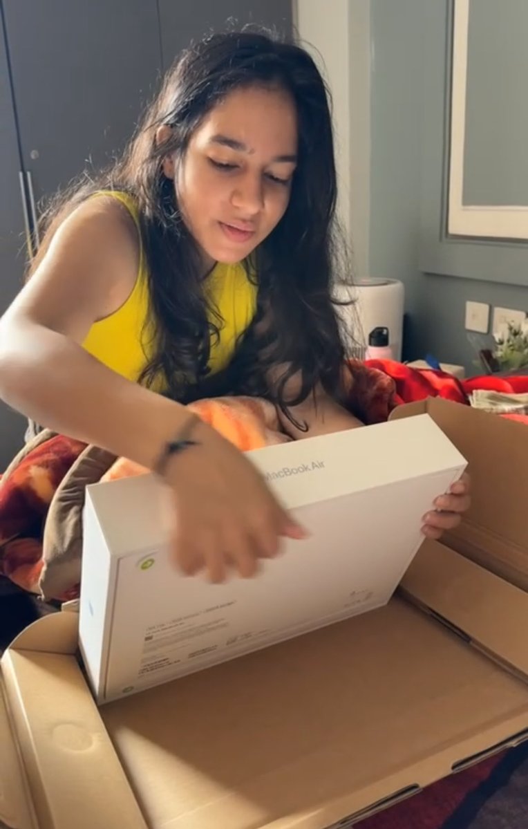 neha_basic's tweet image. Materialistic things from your own money hit you different! 

#LittleSister #Happiness #MacBook