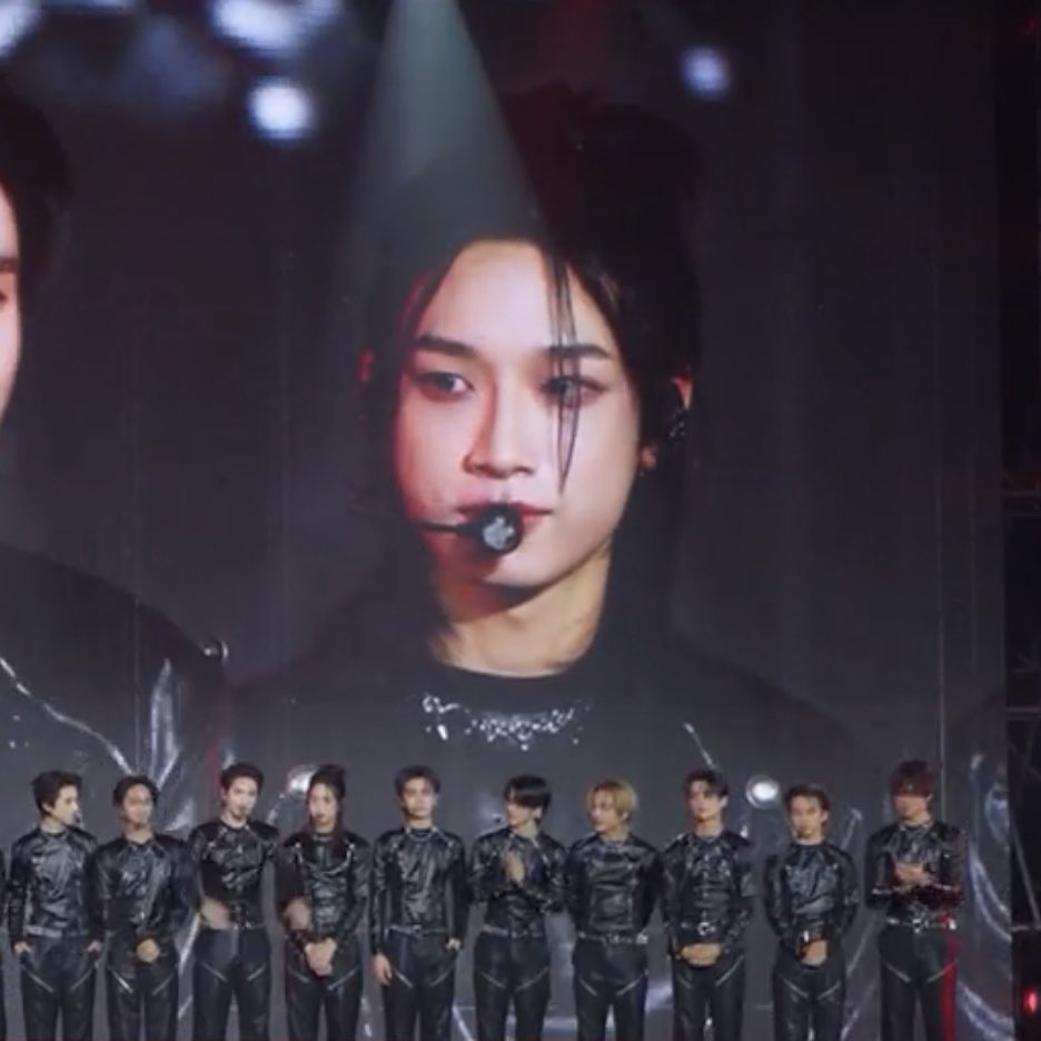 bluebluurry's tweet image. ป้าให้เลย รุ่นพี่ไอดอลขึ้นจอมากกก 🎤✨

#NEXnattakit 
#TanBinhToanNang #ShowItAllVietnam