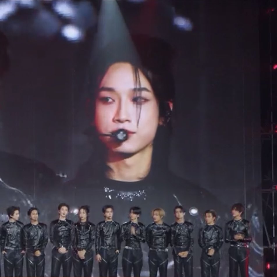 bluebluurry's tweet image. ป้าให้เลย รุ่นพี่ไอดอลขึ้นจอมากกก 🎤✨

#NEXnattakit 
#TanBinhToanNang #ShowItAllVietnam