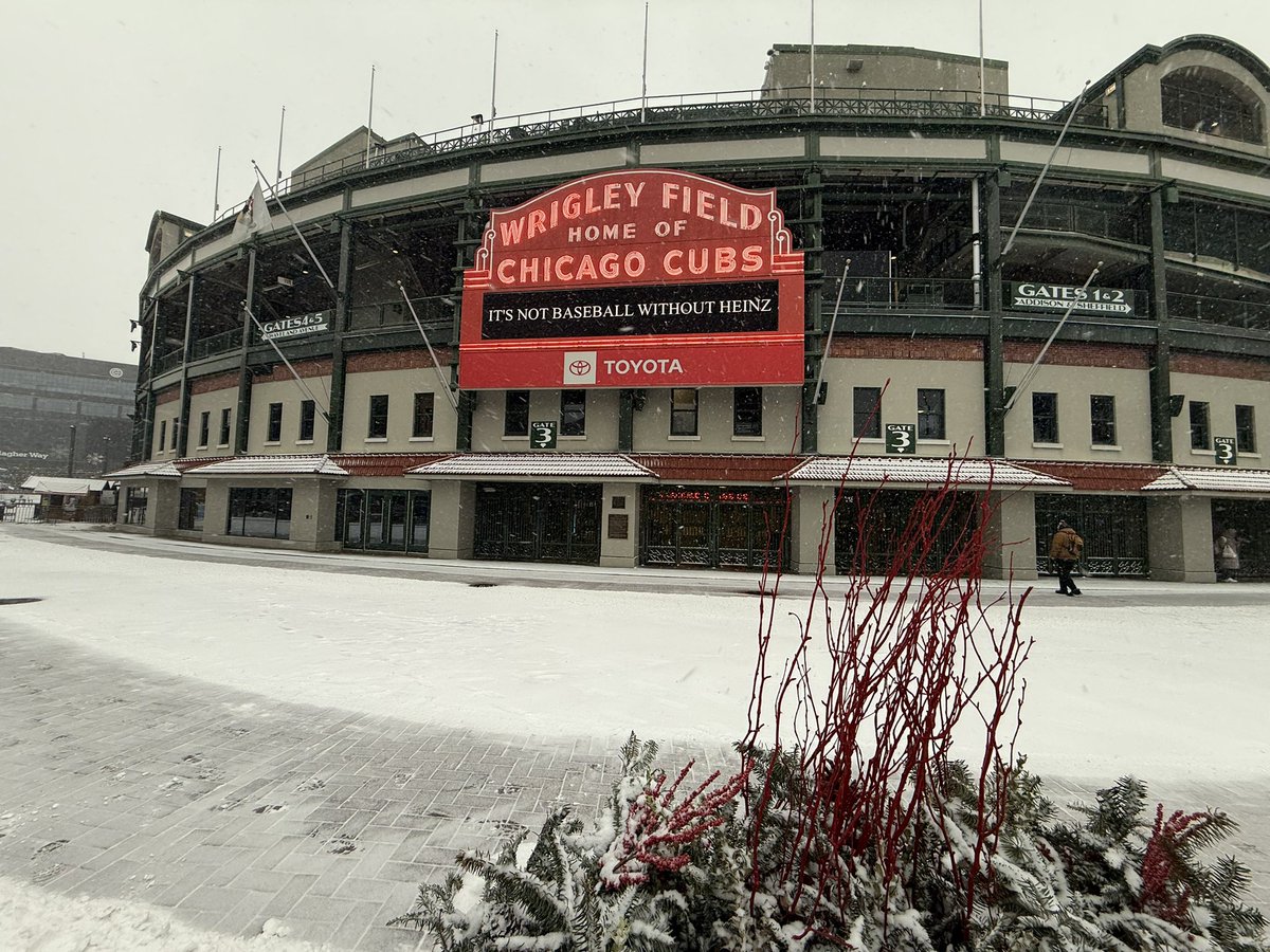 mattlindner's tweet photo. Snowy day at the corner of Clark and Addison. Good morning from Chicago. https://t.co/KYWFeZi7Qs