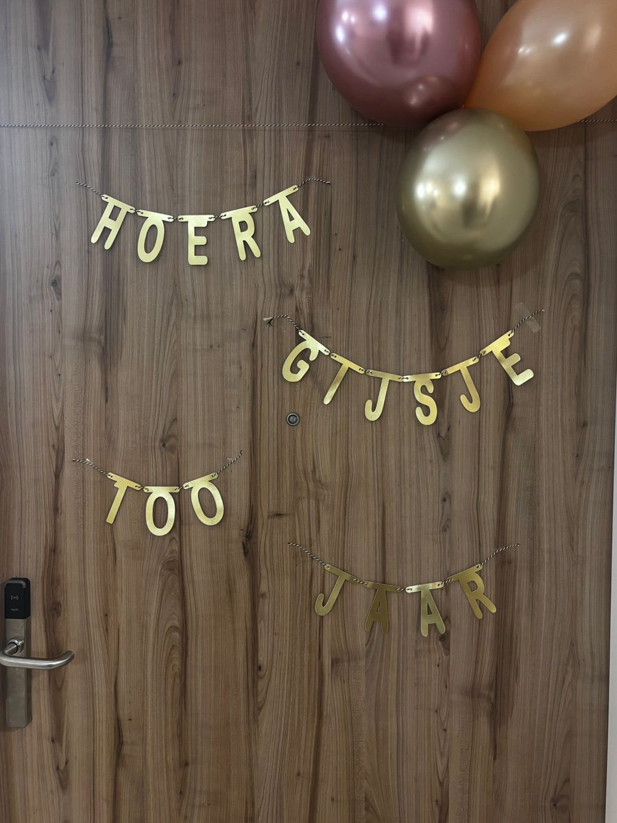 Op de koffie bij mevrouw De Jong in Leerdam. Ze viert haar 100e verjaardag!

‘Hoe gaat het met u?’
- Goed hoor burgemeester. Ach, je wordt een dagje ouder. 

Heel gezellig met mevrouw gepraat. Over haar vriendin die binnenkort ook 100 wordt. Ze zijn al 95 jaar vriendinnen. Dat