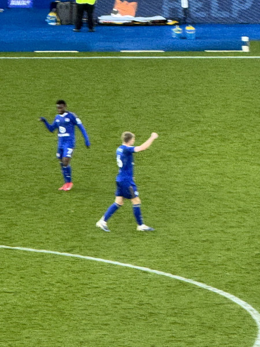Evidently some decent oranges at half-time 3-2 now - come on Leicester 🙌🏾💙🦊 #LeiShu

Great goal from <a href="/JordanJaj66/">Jordan James</a> 🤩