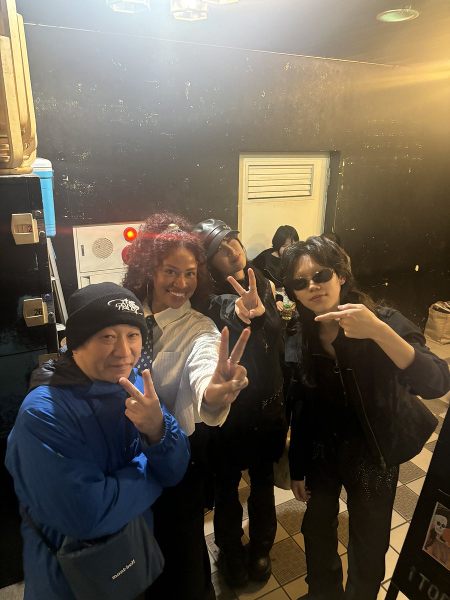rocktj2016's tweet photo. 本日は日本の音楽を聴いたことのない10人とオルタナ、インディロックのgreatな連中を見に行ったよ。
最高のバイブスで全員大喜び。
渋谷lushという場所も海外のみんなは気に入ってくれてたみたいだな。
#jrocktours
#musictour
#tide
#doona
#tyrkouarz
#DOGSTOCK https://t.co/eou5Ptzk5p