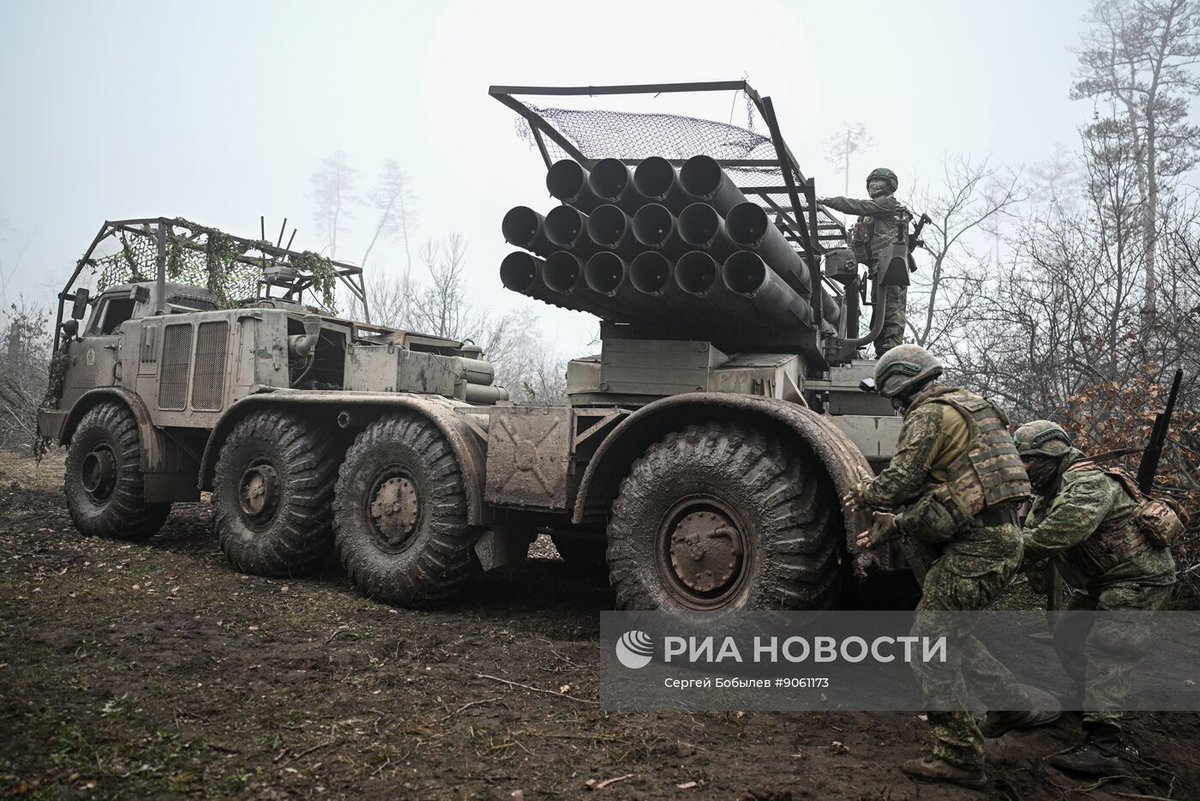 TheGreyPatriot_'s tweet photo. 🇷🇺 Today's work of BM-27 "Uragan" from 73rd Artillery Brigade of 25th Combined Arms Army within Group of Forces "Zapad" in Krasnolymansk direction.

Part 1 of 3

#Russia #Russian #Russians #Today #SVO #RIA #Artillery #Rocket #Missile #Launcher #Uragan #Tactical #BM27 https://t.co/yyJQgruCyc