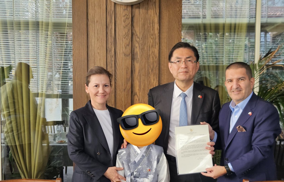 ErdemErkul's tweet photo. Kıymetli dostumuz Yeondoo Jeong ile veda yemeğinde bir aradaydık.
Dostluk köprüleri her zaman kalıcıdır. 🇹🇷🤝🇰🇷

소중한 친구 정연두 대사님과 함께 고별 만찬에 참석했습니다.
우정의 다리는 언제나 굳건히 이어집니다. https://t.co/EUFUS6te95