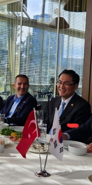 ErdemErkul's tweet photo. Kıymetli dostumuz Yeondoo Jeong ile veda yemeğinde bir aradaydık.
Dostluk köprüleri her zaman kalıcıdır. 🇹🇷🤝🇰🇷

소중한 친구 정연두 대사님과 함께 고별 만찬에 참석했습니다.
우정의 다리는 언제나 굳건히 이어집니다. https://t.co/EUFUS6te95