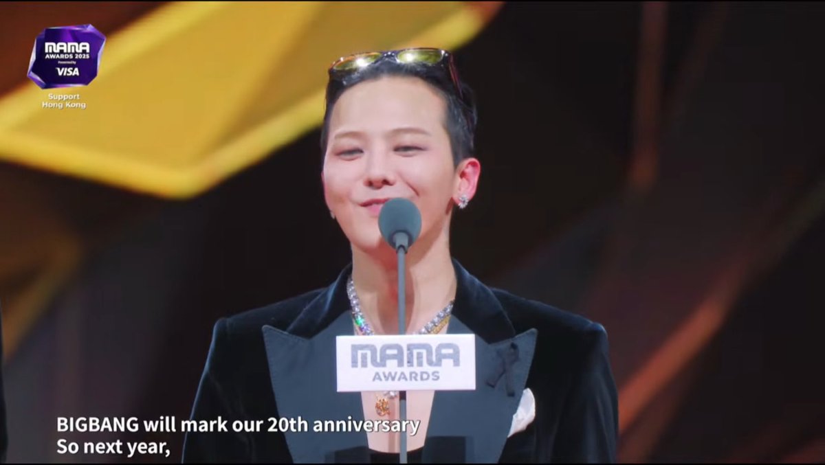 njzfcb's tweet photo. “next year, BIGBANG will mark our 20th anniversary. so next year, I hope I won’t be lonely. I hope to be back with my friends, see you next year then!”

oh my boys - god I miss BIGBANG 😭

congrats king :’) 
#MAMAAWARDS #2025MAMAAWARDS 
#GDRAGON #지드래곤 https://t.co/vKmGmBB82X