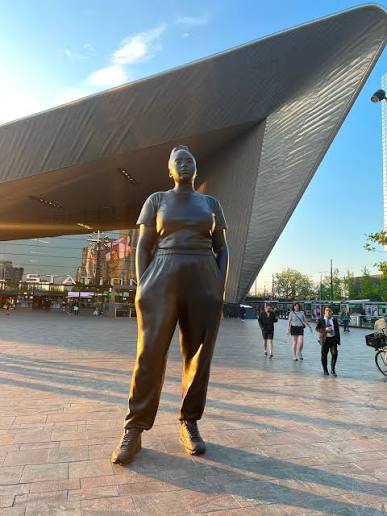 Jongderik's tweet image. Toen dit in Rotterdam gebeurde was voor rechts het land te klein. x.com/elodieverweij/…