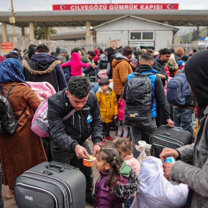 Suriye Dışişleri Bakanı Şeybani:

"Tüm Suriyeli evlatlarımızın vatanlarına geri dönmesini istiyoruz."