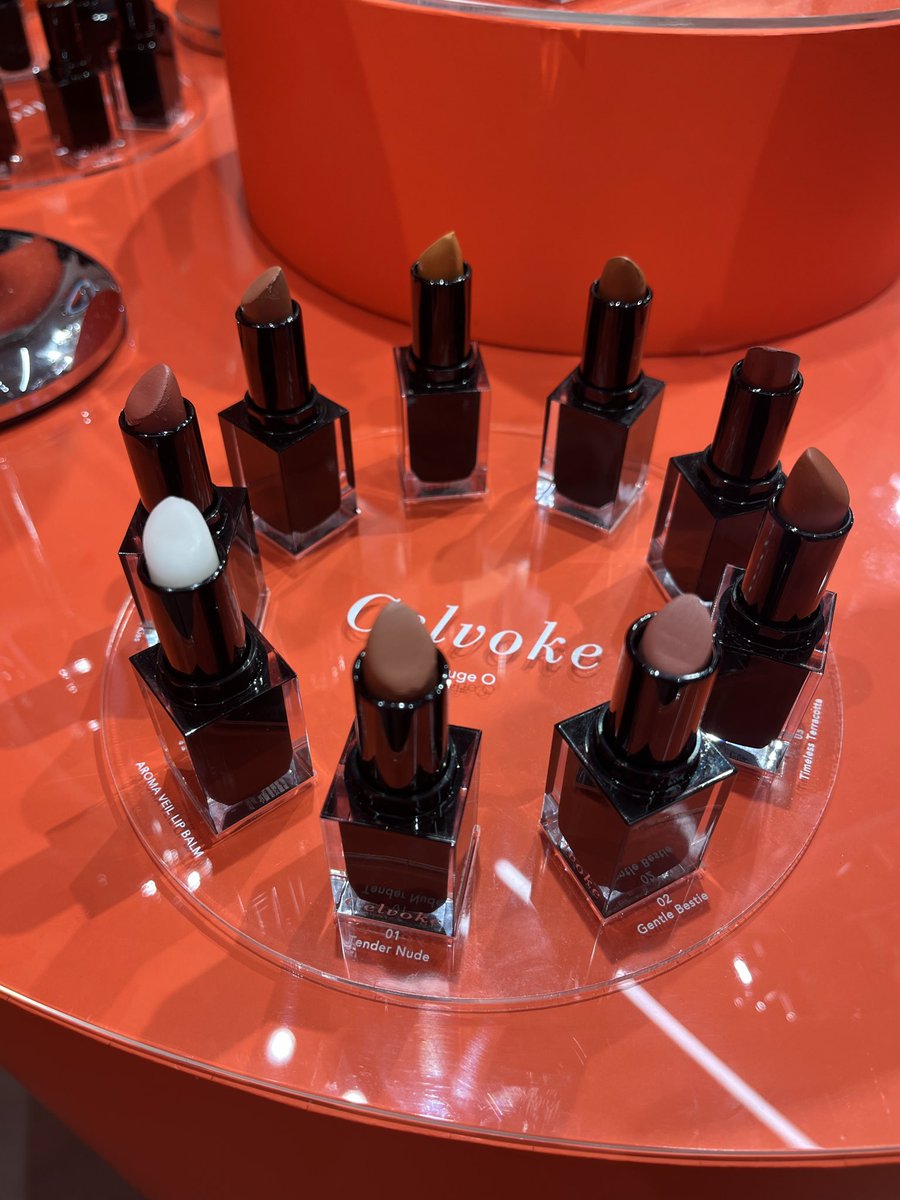 kyon611k's tweet image. Celvokeのポップアップに行って来たんだけど色味も可愛くてどストライク🧡
特に刺さったのがEX03番で
スタッフさんも1番この色が似合うと推してくれた😊
ルミネ新宿と有楽町店にしかないから
買いに行かないと💖
ガチャガチャでアイシャドウも貰えたよ🙂

 #Celvoke
 #ルージュオーモーメント