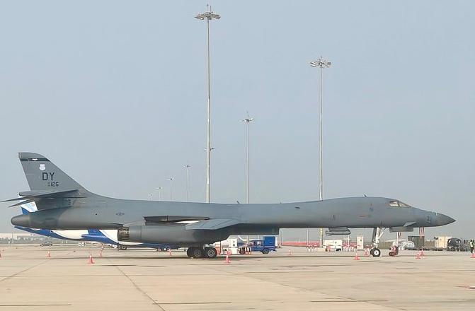 SirListenalot's tweet photo. Old news π Nov08 Four #KC135's #AE0150 #AE0597 #AE0658 #AE04F5 relocated from Kadena to (Diego Garcia?) Probably in order to support a #B1 from Misawa to Bengaluru. The Bone seems to have arrived on the 11th and can be seen there in the pic https://t.co/UECWWjUhOW