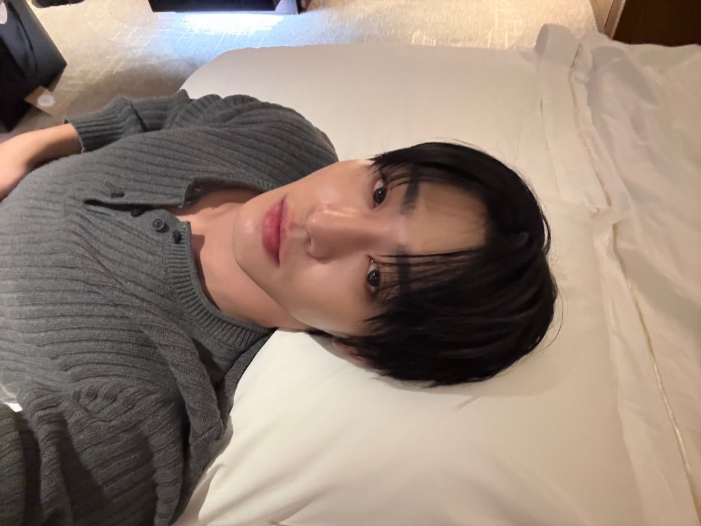 지금 태어나서 눈 뜨고 본 눈물셀카중에 탑ㄹ 찍으신 효섭넴… 아아아아아ㅏ
이 야심한 밤에? 오빠 노렸죠 그치만감사합니다
할렐루야 효멘 ㅅ/ㅂ