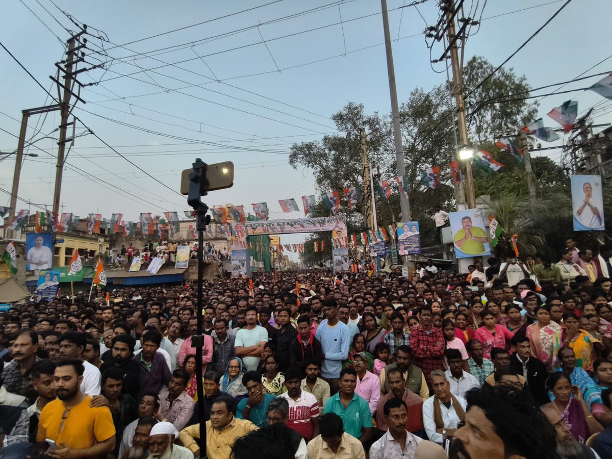 AITCofficial's tweet image. Despite the suffocating pressure of SIR and the endless intimidation unleashed by @BJP4India and the Election Commission, Birbhum stood tall today, fearless, united, and unbreakable.

What happened here wasn’t just a march. It was Birbhum’s roar.

A roar against political…