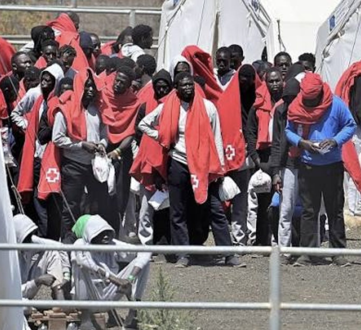 403 inmigrantes ilegales de origen subsahariano han llegado en apenas 10 horas en 2 cayucos a El Hierro.
Salvamar Navia y Salvamar Diphda han sido las que los han conducido al puerto de la Restinga.
…El que no quiera ver que esto es una invasión diseñada.
Que se lo haga mirar!!!